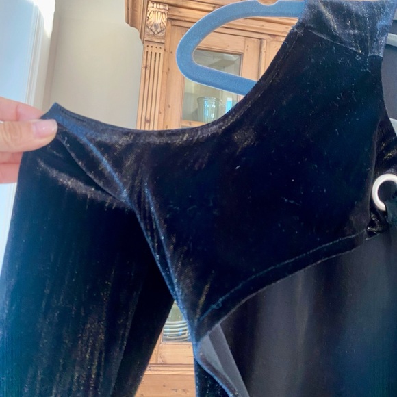 Topshop black cold shoulder velvet dress with gold metallic shimmer, Size 2 - Picture 5 of 13